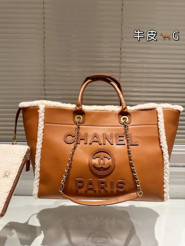 CC new arrival vintage tote bag size: 40*30 cm - image 1