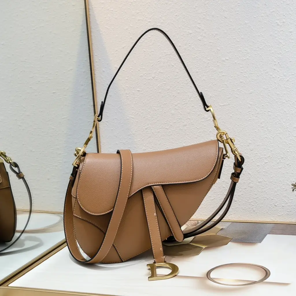 D saddle Be a classic with classics bag size: 25.5 x 20 x 6.5 cm - image 1