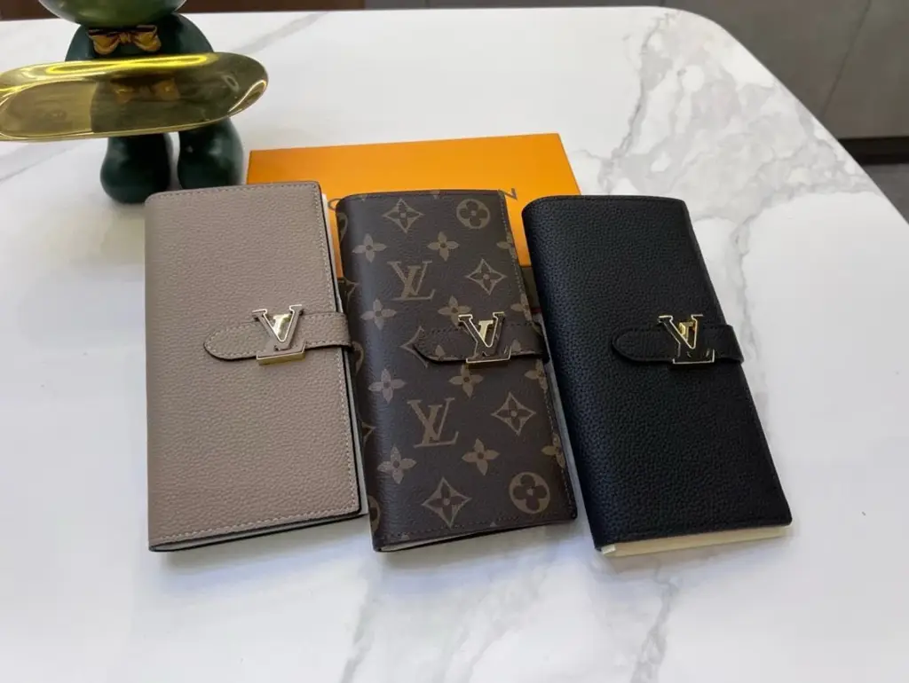 Louis new arrival Taurillon Capucines wallet size: 10*19*1.7cm - image 1